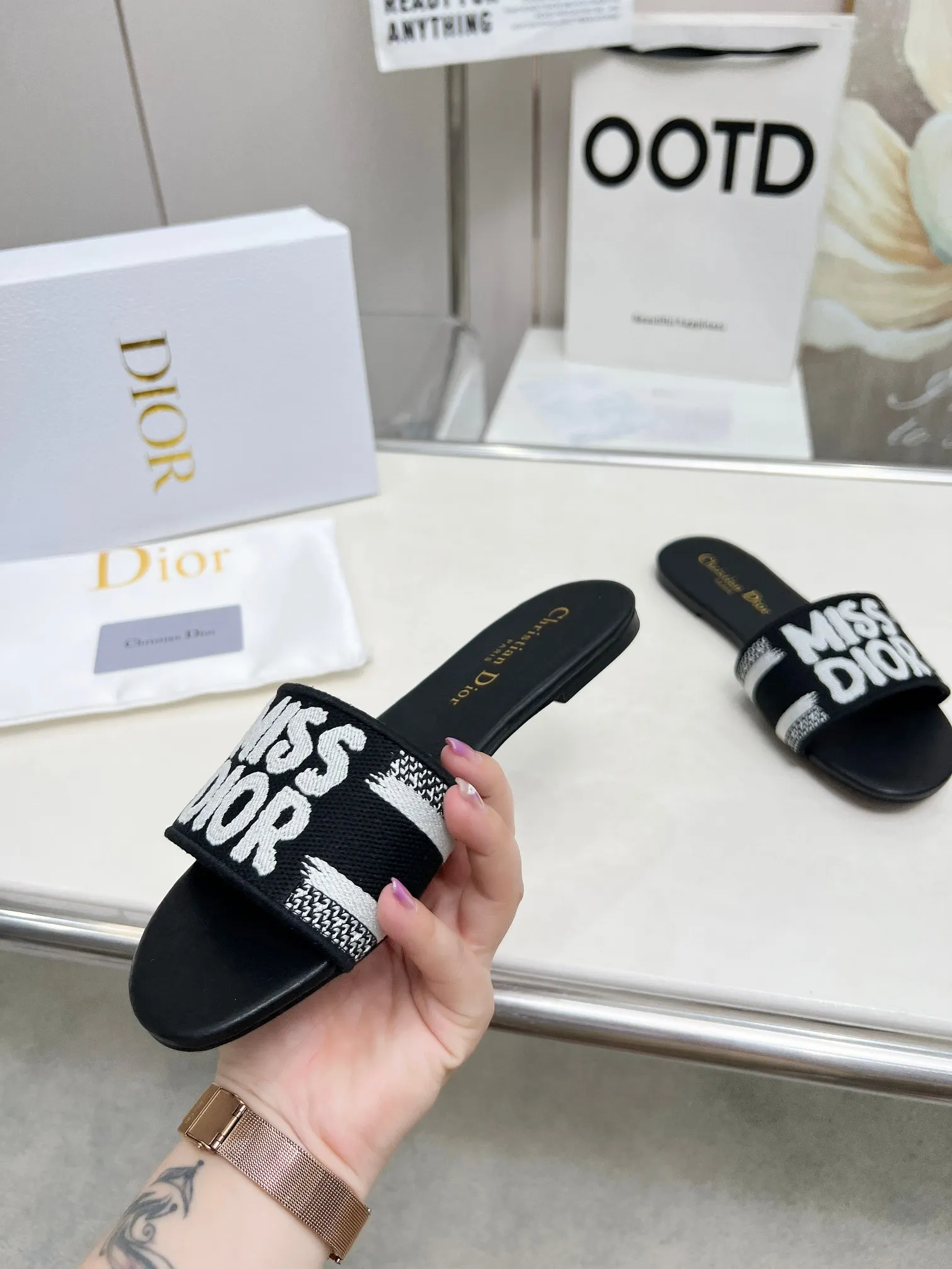 👟👟Ex-factory price 300👟👟 •Dior women's presbyopic embroidered leather-soled slippers Christian Dior has always been synonymous with magnificence and elegance, and has always been at the top of the fashion world👍 What is particularly worth mentioning is: the embroidered ✨ pattern on the sole, which reproduces one of the cherished symbols of Christian Dior✅More than a hundred colors to choose from ◽️️Upper: selected top-quality embroidered cotton ◽️Inner lining: imported sheepskin ◽Number 35-40 (41.42.43 customized)